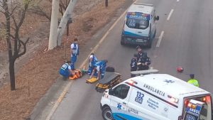 Los dos motociclistas fueron trasladados a un hospital, mientras se procesaba la escena con una persona fallecida. Foto EDH / Cortesía.