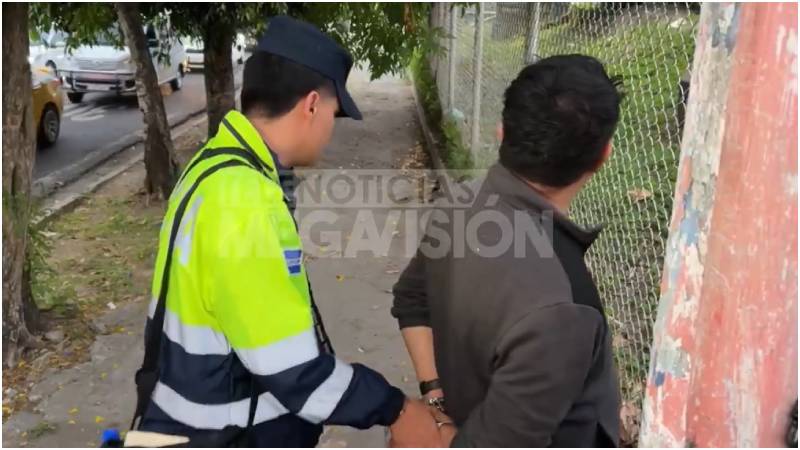 Momento en que conductor es esposado. Foto / Telenoticias Megavisión