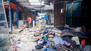 Vendedores terminan de desmontar sus puestos de comercios informales. Foto EDH / Cortesía Alcaldía de San Salvador.