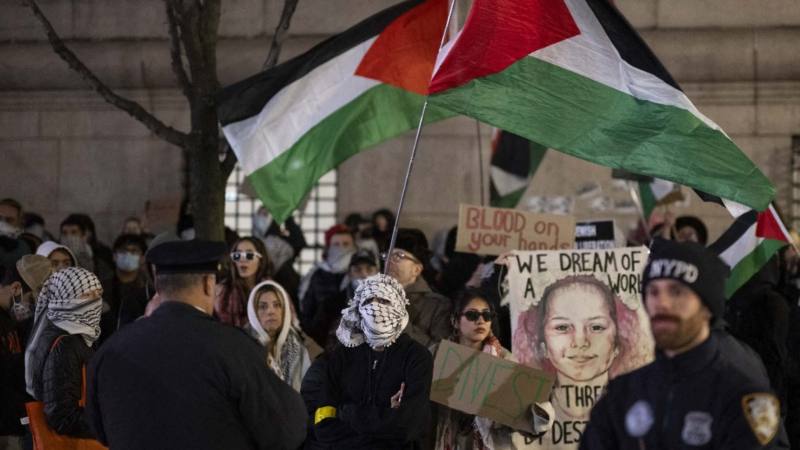 Manifestantes pro palestinos se reúnen frente al campus de la Universidad de Columbia en la ciudad de Nueva York para protestar contra el ex primer ministro israelí Naftali Bennett. Nueva York, EE. UU., 4 de marzo de 2025. FOTO AFP