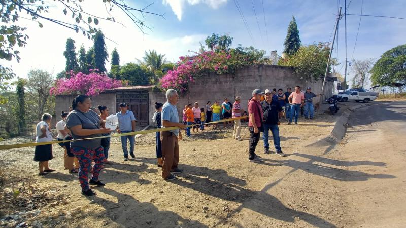 Miembros de la comunidad cerraron la entrada de acceso al Río Grande, como un manifestación pacífica para el cede de la explotación de los recursos. / 