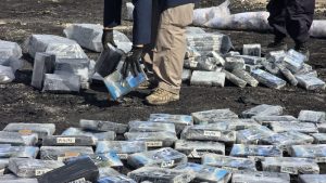 Eran 90 bultos con 20 paquetes de cocaína en cada uno, los que eran movilizados según la Fiscalía. Foto: FGR