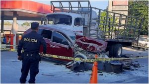 El choque fue frontal contra el camión. Foto / Cortesía PNC