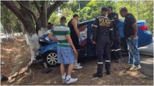 Así quedó el carro en que se conducía la víctima. Foto / Cortesía Comandos
