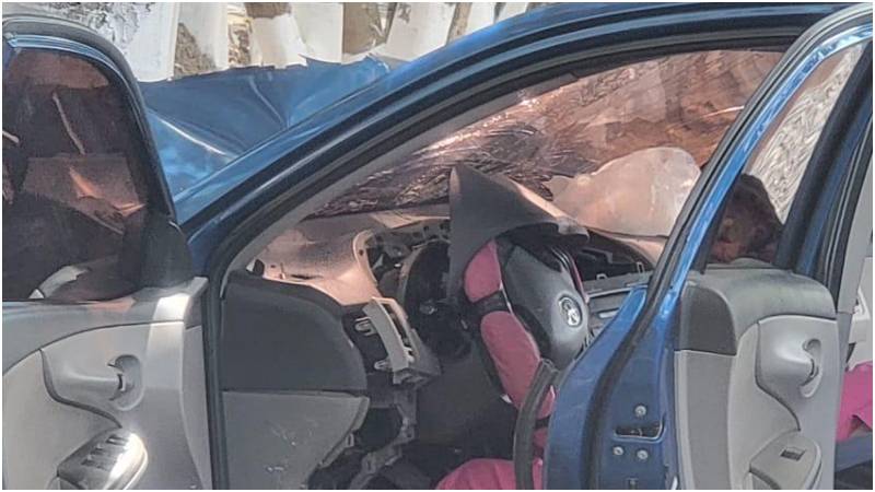 La víctima quedó dentro de su vehículo. Foto / Cortesía Comandos