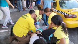 Momento en que socorristas dan los primeros auxilios a una de las víctimas. Foto / Comandos de Salvamento