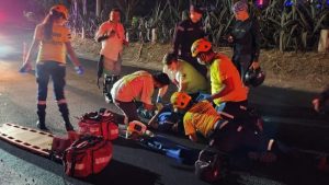 Momento en que los socorristas atienden a la víctima. Foto / Comandos de Salvamento