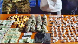 Ilícitos decomisados a un hombre en Teotepeque, La Libertad. Foto / Cortesía PNC