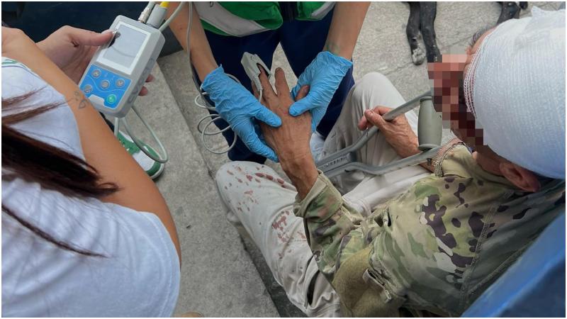 Socorristas toman los signos vitales al hombre tras ser atacado. Foto / Cortesía Cruz Verde