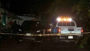 Las autoridades policiales procesan escena de homicidio, en San Miguel. Foto EDH / Cortesía.