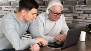 El uso creciente de la tecnología en la vida diaria de las personas adultas mayores las expone a riesgos online directos. ESET acerca consejos para aprender a protegerse de estos fraudes.