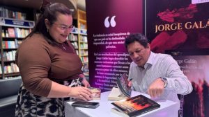 A la presentación del libro llegaron seguidores del estilo del escritor salvadoreño.