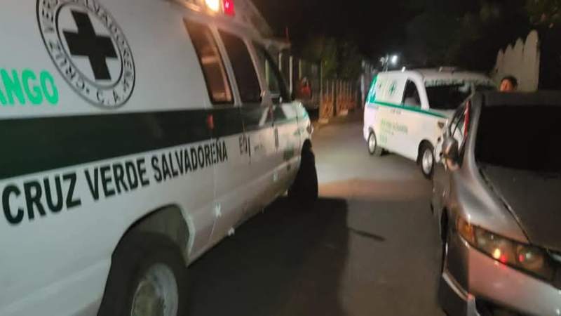 Socorristas de Cruz Verde llegaron al lugar de los hechos y luego trasladaron a un hospital a las víctimas. Foto EDH / Cortesía.