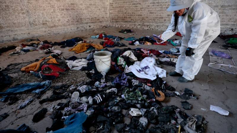 Una mujer registra ropa y zapatos encontrados en el Rancho Izaguirre en la comunidad La Estanzuela, donde el colectivo 'Guerreros Buscadores' localizó tres crematorios humanos mientras buscaban a sus familiares en Teuchitlán, estado de Jalisco, México, el 5 de marzo de 2025. Según las autoridades locales, el Rancho Izaguirre fue utilizado por el crimen organizado para entrenar a nuevos miembros. Foto AFP