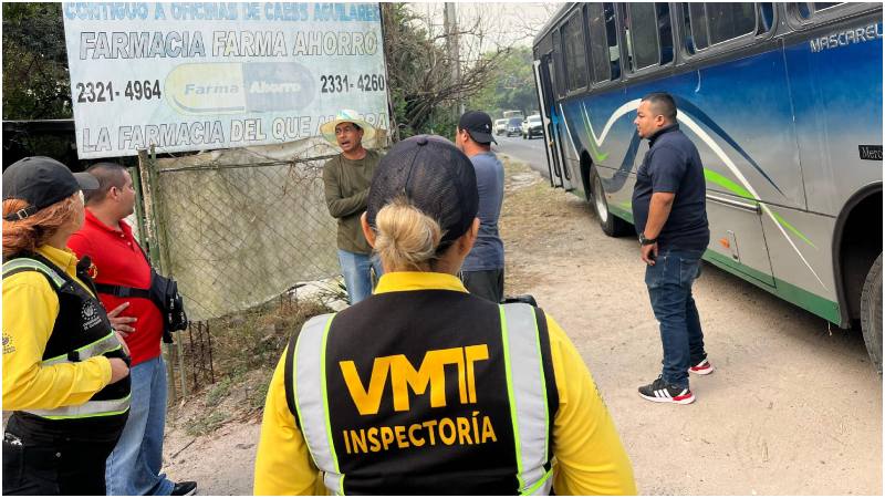 Inspectores del VMT llegaron al sector a realizar las verificaciones en el siniestro vial. Foto / Cortesía VMT