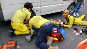 Socorristas asisten a motociclista lesionado en la Troncal del Norte. Foto: Comandos de Salvamento