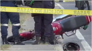 Así quedó la moto en que se conducía la víctima. Foto / Cortesía
