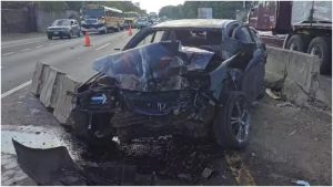 Mecánico murió al chocar su carro con los separadores en Sonsonate