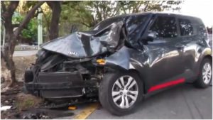 Así quedó el vehículo en el que viajaban dos personas. Foto / Cortesía