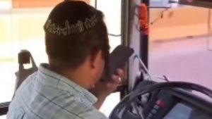 Momento en que el conductor fue captado usando su celular. Foto EDH / Cortesía VMT.