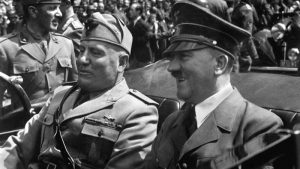 Foto de archivo del Führer Adolf Hitler junto con Il Duce fascista Benito Mussolini.