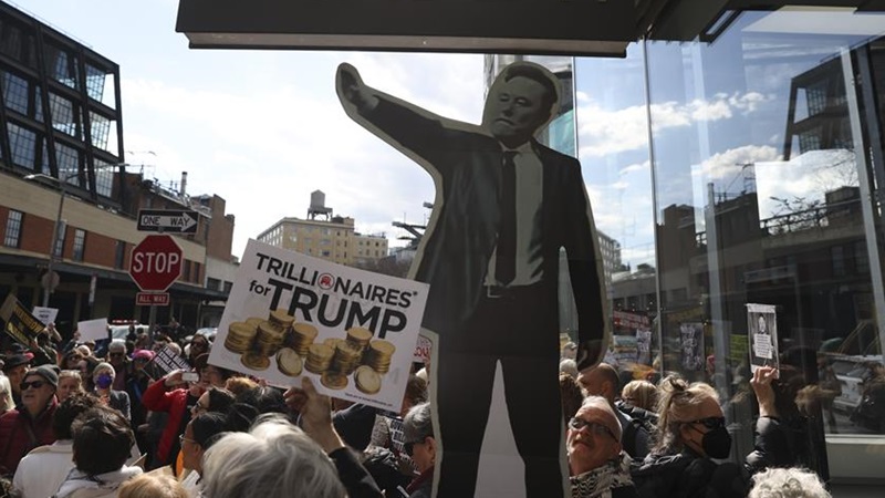 La gente se reunió para protestar contra la participación del director ejecutivo de Tesla, Elon Musk, con la administración Trump, fuera de la sala de exposiciones de Tesla en el Meatpacking District en Nueva York, EE. UU., el 1 de marzo de 2025. Foto EFE