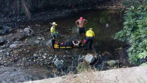 Socorristas realizan rescate a una persona que cayó al río. Foto EDH / Cortesía Comandos de Salvamento.