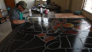 Colombiano restaura vitrales originales de Don Rúa