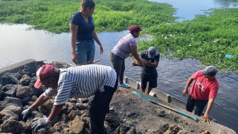 Traslado de piedras en canoas desde hace meses. / 