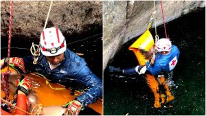 Momento en que socorrista sube con el cadáver del turista. Foto / Cortesía