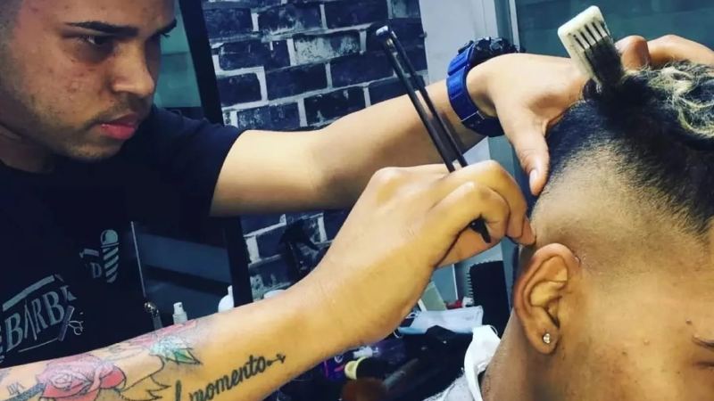 Francisco Javier García Casique, 24 años, es uno de los 238 venezolanos enviados por Estados Unidos a El Salvador, donde han sido confinados en el CECOT. La familia de este venezolano asegura que no es delincuente sino un joven barbero que emigró en busca de un futuro mejor. Foto EDH / Cortesía
