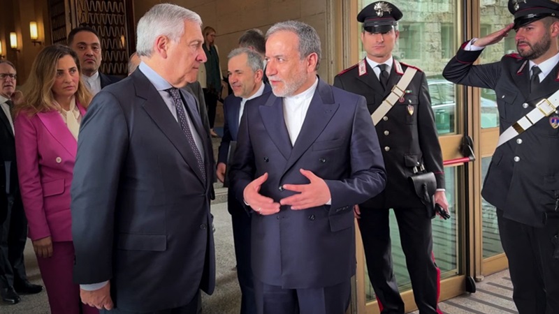 En esta imagen, tomado de una grabación publicada por el Ministerio de Asuntos Exteriores italiano el 19 de abril de 2025, el ministro de Asuntos Exteriores italiano, Antonio Tajani (izq.), se reúne con el ministro de Asuntos Exteriores iraní, Abbas Araqchi, en el Ministerio de Asuntos Exteriores italiano en Roma, antes de las conversaciones nucleares entre Irán y Estados Unidos en la embajada de Omán. (Foto: Handout / MINISTERIO DE EXTERIORES DE ITALIA / AFP)