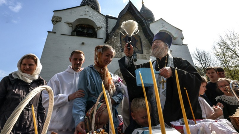 Un sacerdote ortodoxo ruso bendice pasteles y huevos tradicionales en vísperas de la Pascua ortodoxa en una iglesia de Moscú el 19 de abril de 2025. (Foto de STRINGER / AFP)