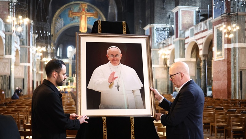 El personal de la catedral instaló una imagen del papa Francisco en la Catedral Metropolitana de la Preciosísima Sangre, conocida informalmente como la Catedral de Westminster, en el centro de Londres, el 21 de abril de 2025, tras la noticia de su fallecimiento. El papa Francisco falleció el 21 de abril de 2025 a los 88 años, un día después de su esperada aparición en la Plaza de San Pedro el Domingo de Pascua, según informó el Vaticano en un comunicado. (Foto  AFP) 