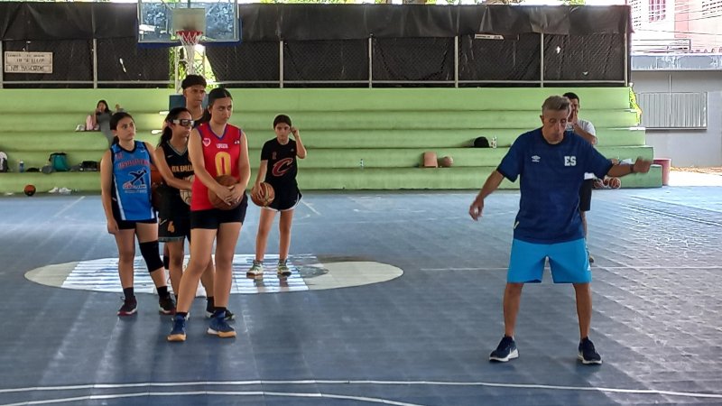 El entrenador argentino Alejandro Bernat durante la realización de la clínica de baloncesto 2025 en San Miguel. Foto: Cortesía