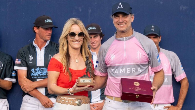 Alejandro Poma de La Dolfina/Tamera recibe su trofeo de Jugador Más Valioso (MVP) de la final del US Open Polo Championship 2025. Foto: Imagen de carácter ilustrativo y no comercial / Cortesía David Lominska / United States Polo Association