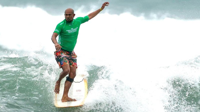 El surfista salvadoreño Amado de Jesús Alvarado en la segunda ronda principal del Mundial de Longboard de la ISA. Foto: Cortesía INDES