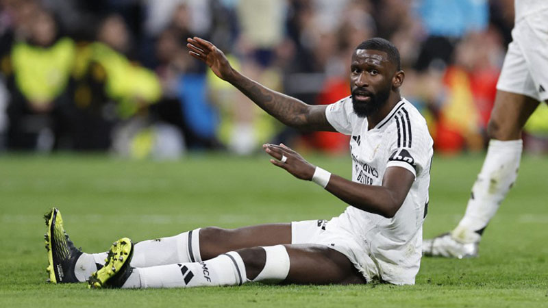 El defensa alemán #22 del Real Madrid, Antonio Ruediger, reacciona durante el partido de vuelta de los cuartos de final de la UEFA Champions League entre el Real Madrid CF y el Arsenal en el Estadio Santiago Bernabéu de Madrid el 16 de abril de 2025. Foto: AFP
