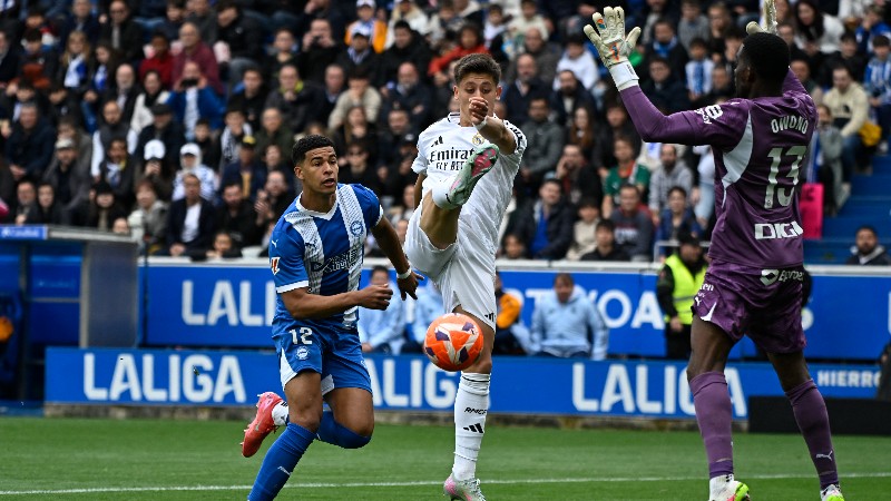 Arda Güler, del Real Madrid, dispara en el juego ante el Getafe. Foto EDH/AFP.