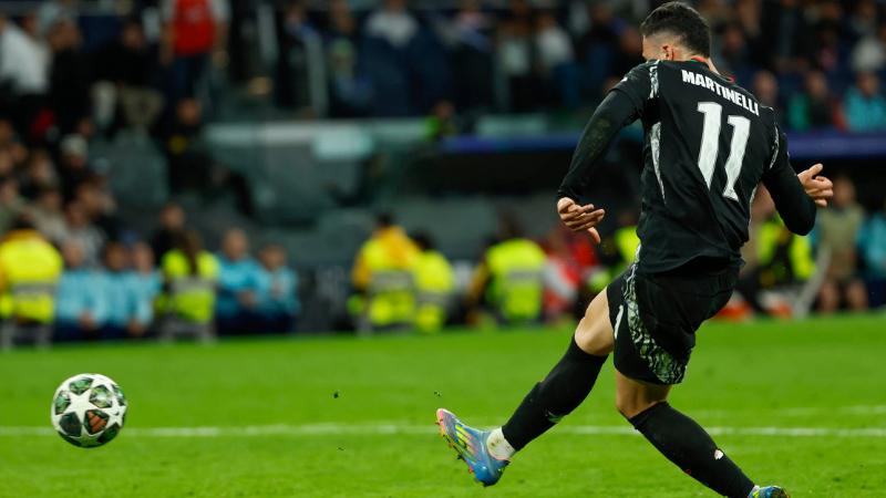 El delantero brasileño del Arsenal, Gabriel Martinelli, golpea el balón en la jugada que ha significado el segundo gol del equipo inglés durante el encuentro de vuelta de cuartos de final de la Liga de Campeones que Real Madrid y Arsenal juegan hoy miércoles en el estadio Santiago Bernabéu. EFE/Mariscal.
