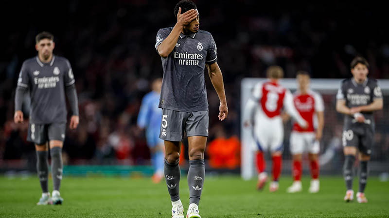 Jude Bellingham del Real Madrid (C) se seca la cara tras perder el partido de ida de los cuartos de final de la UEFA Champions League entre el Arsenal FC y el Real Madrid en Londres, Gran Bretaña, el 8 de abril de 2025. Foto: EFE