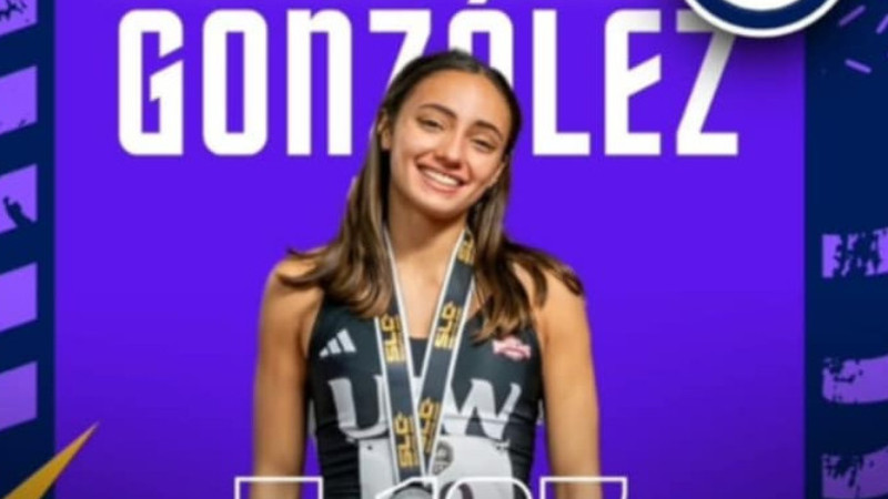 Nuevo récord de Isabella González, en el heptatlón. Junto a su medalla. Foto: Cortesía Fedeatletismo