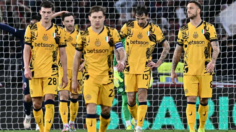 Los jugadores del Inter de Milán reaccionan al final del partido de la Serie A italiana entre el Bolonia FC y el Inter de Milán FC en el estadio Renato Dall'Ara en Bolonia el 20 de abril de 2025. 
Foto EDH/AFP / 