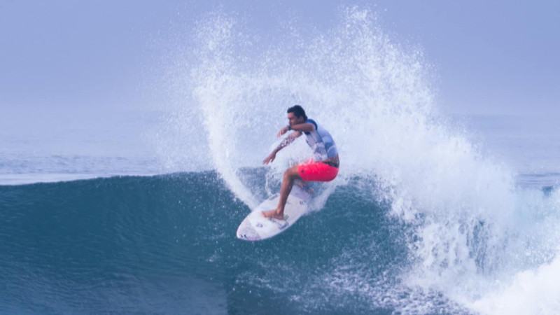 El surfista salvadoreño, Bryan Pérez, durante su competencia en el Pro 2025 de la Liga Mundial de Surf. Foto: Cortesía Coes