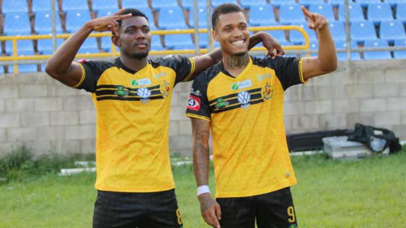 Los colombianos Andrés Bello y Jhonatan Urrutia fueron un dolor de cabeza para el Dragón, este domingo en San Miguel. Foto: CD Platense.