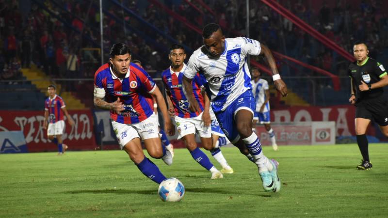 Rudy Clavel de FAS de intenta marca a un jugador de Fuerte San Francisco que juegan en estadio Oscar Quiteño en Santa Ana. 
Foto EDH/ Carlos Godoy / 