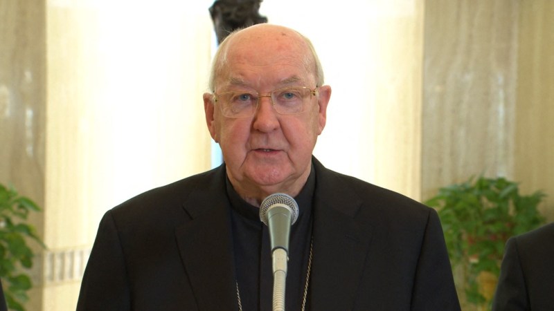 Esta fotografía tomada y distribuida el 21 de abril de 2025 por The Vatican Media muestra al cardenal Kevin Farrell, Camarlengo de la Santa Iglesia Romana, anunciando la muerte del Papa Francisco en el Vaticano. Foto / AFP