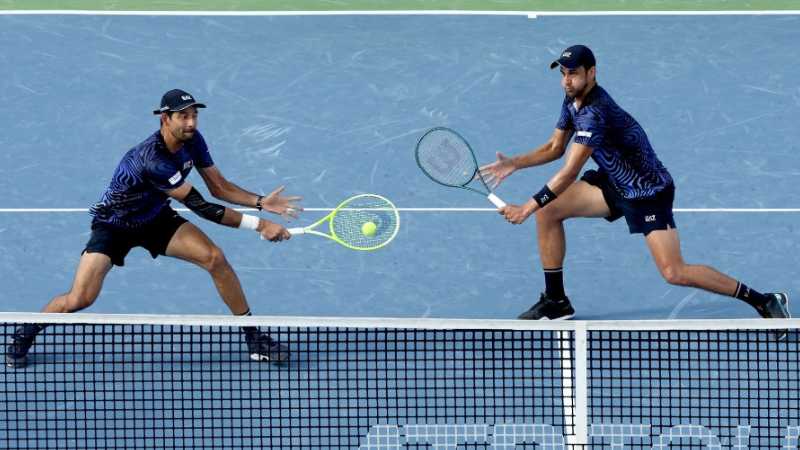 Los uno del mundo: Chelo Arévalo (i.) y Mate Pavic, en un partido ATP pasado. Foto: EDH Archivo.