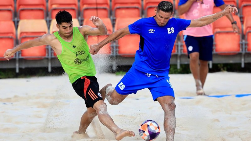 Agustín Ruiz de la Selecta Playera, durante el partido amistoso ante la selección de Chile en Seychelles, previo al Mundial 2025. Foto: Cortesía La Selecta - FESFUT