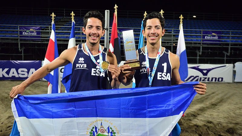 Christopher y Yoel Guardado de El Salvador, con las medallas y trofeo del Campeonato Sub-23 de Voleibol Playa realizado en Managua, Nicaragua. Foto: Cortesía Afecavol